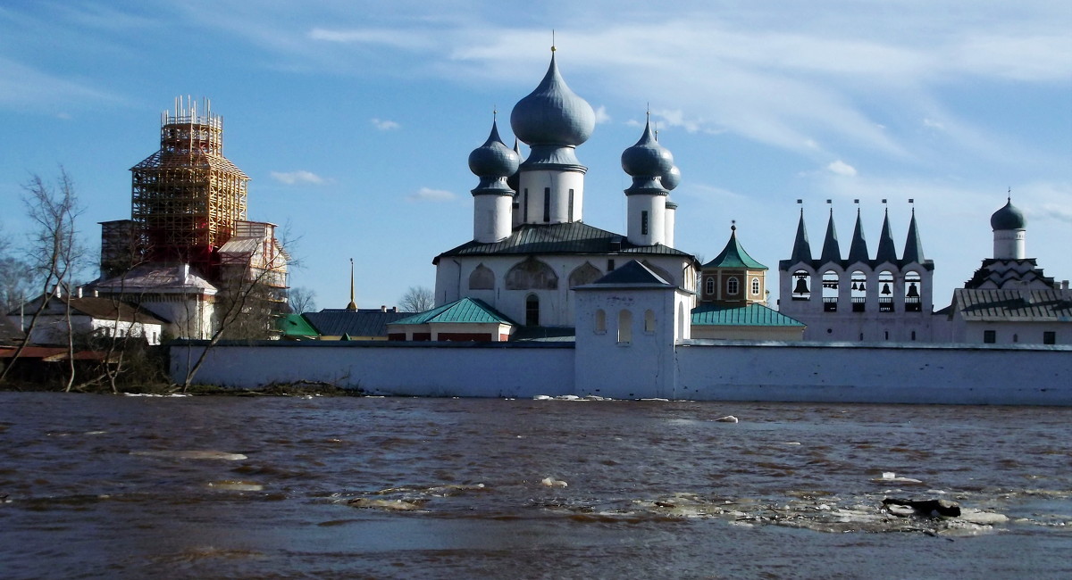 Тихвинский монастырь апрель стена