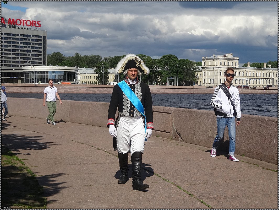 Артисты на Петроградской набережной у крейсера Аврора - Вера 