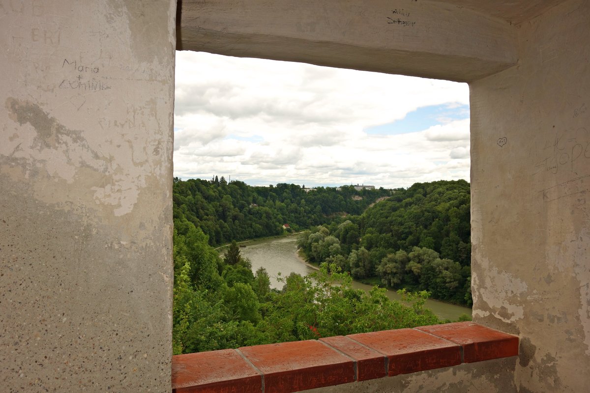 Вид из окна средневековой крепости Бургхаузен.. Река Зальцах - Galina Dzubina
