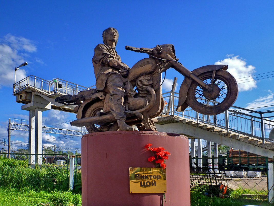 Памятник Цою на мотоцикле в Окуловке