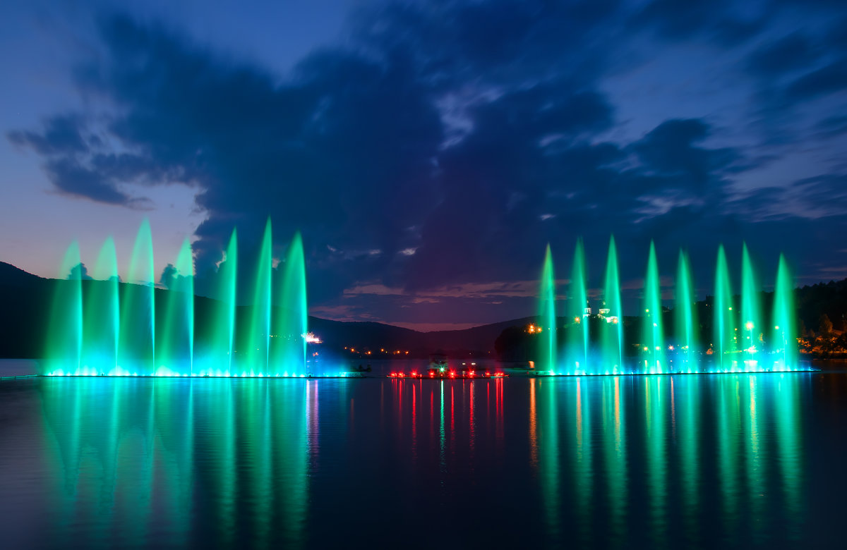 Вечерние фонтаны на озере Абрау. - Анатолий Щербак