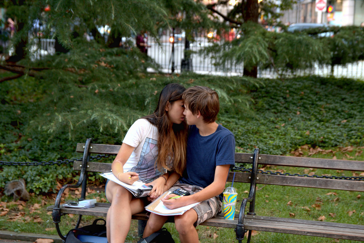 Бесстыжая парочка занимается сексом на улице в парке онлайн