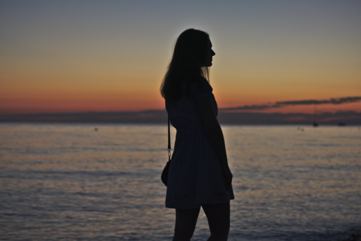Силуэт девушки на фоне морского заката - Дмитрий 