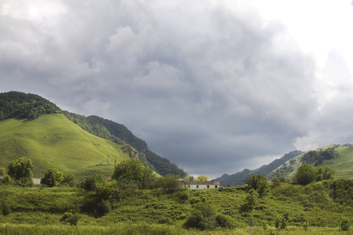 Пейзаж с домом у бархатных холмов - M Marikfoto