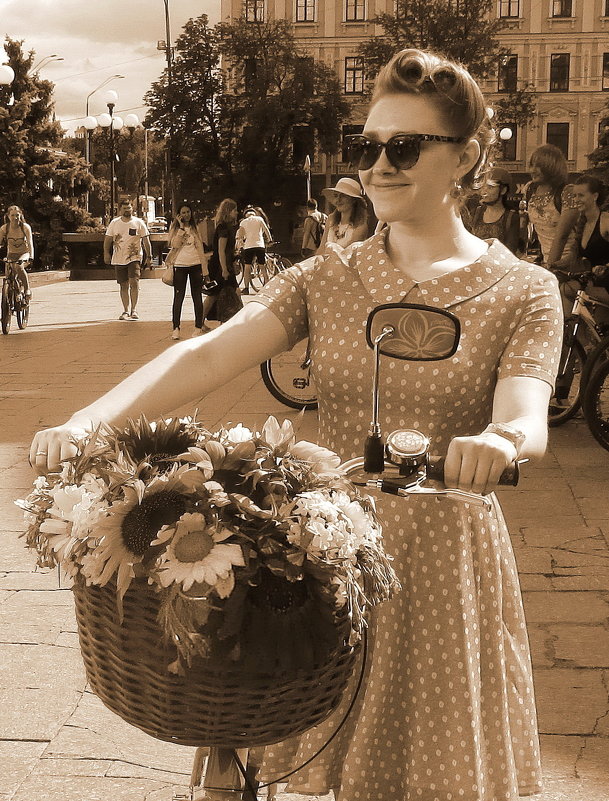 Девушка с велосипедом 3 - Ростислав 
