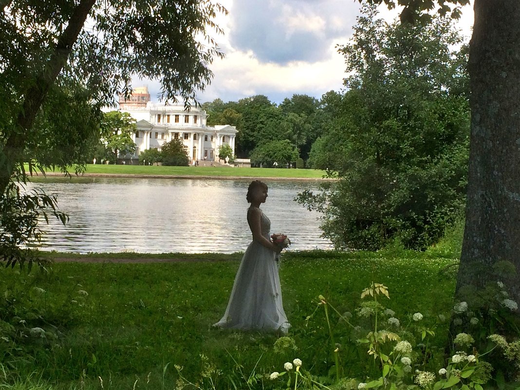 На фоне дворца - Наталья 
