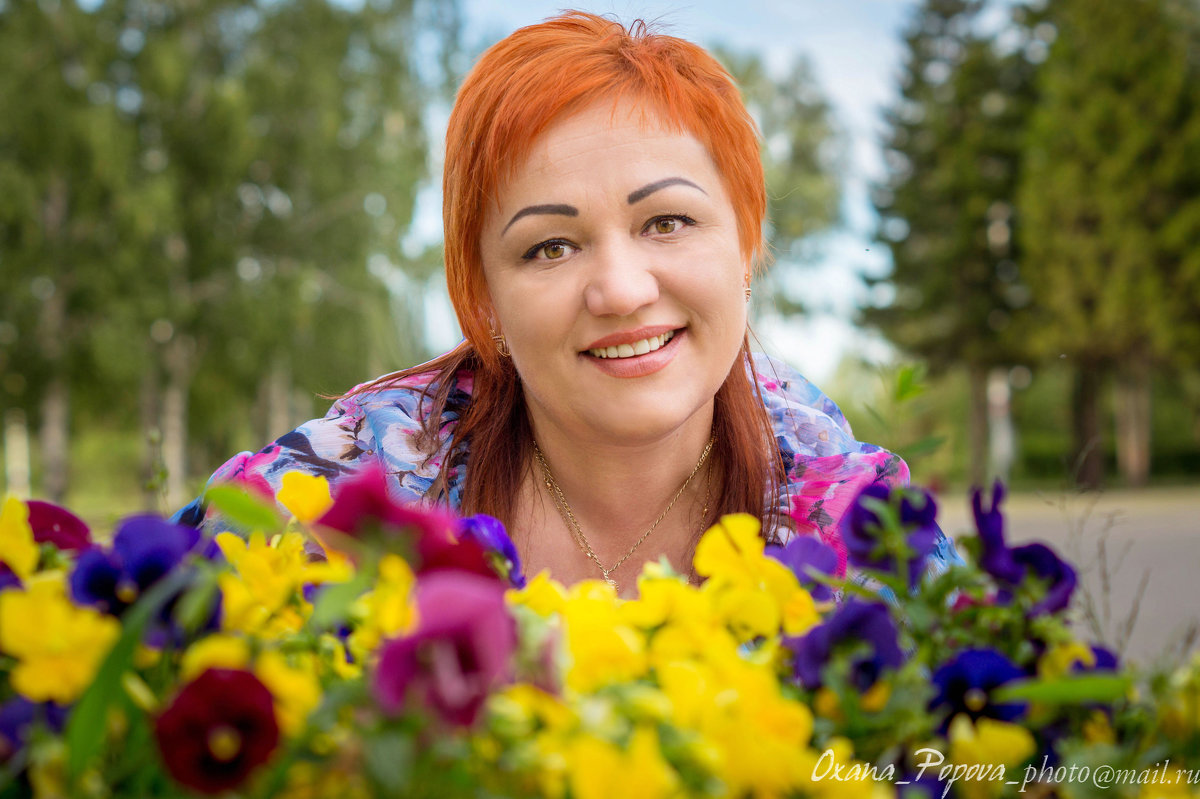 женщина с цветами - Оксана Попова