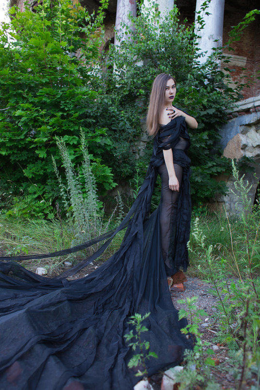 Девушка в красивом чёрном платье - Роман Мишур