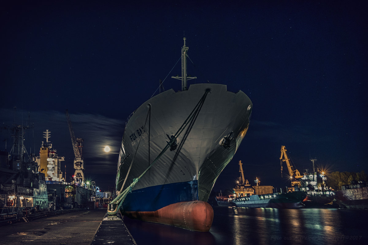 M/V Fox bay в полнолуние. - Peiper ///