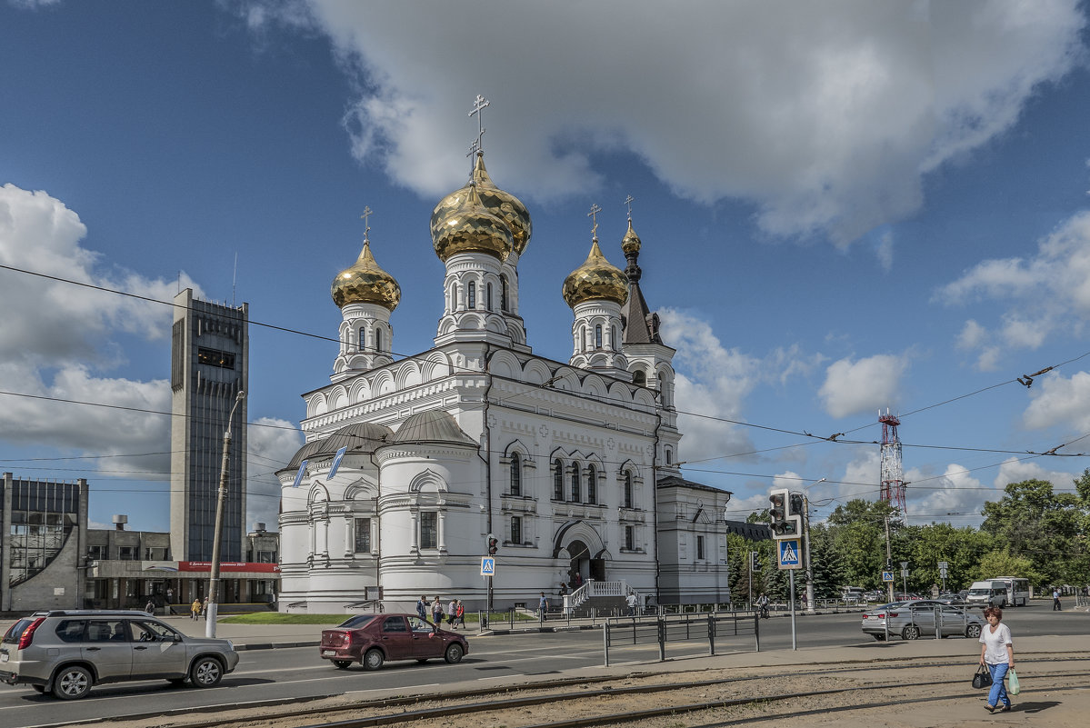 Церковь напротив панельки