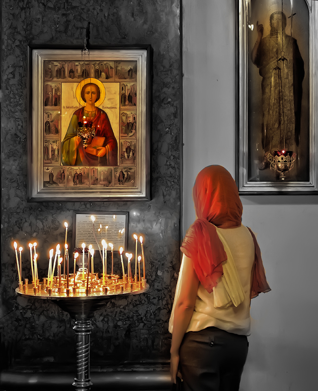 У иконы св. Пантелеймона - Валентин Яруллин