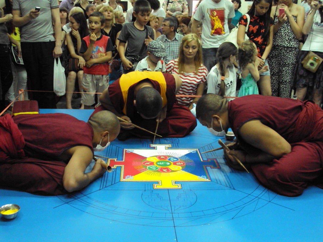 Тибетские монахи выдувают пинтограмму - Анна Вест