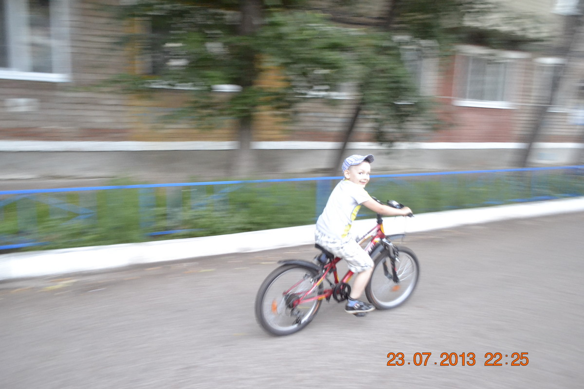 Племянник научился ездить на велосипеде - Maksim Shubin