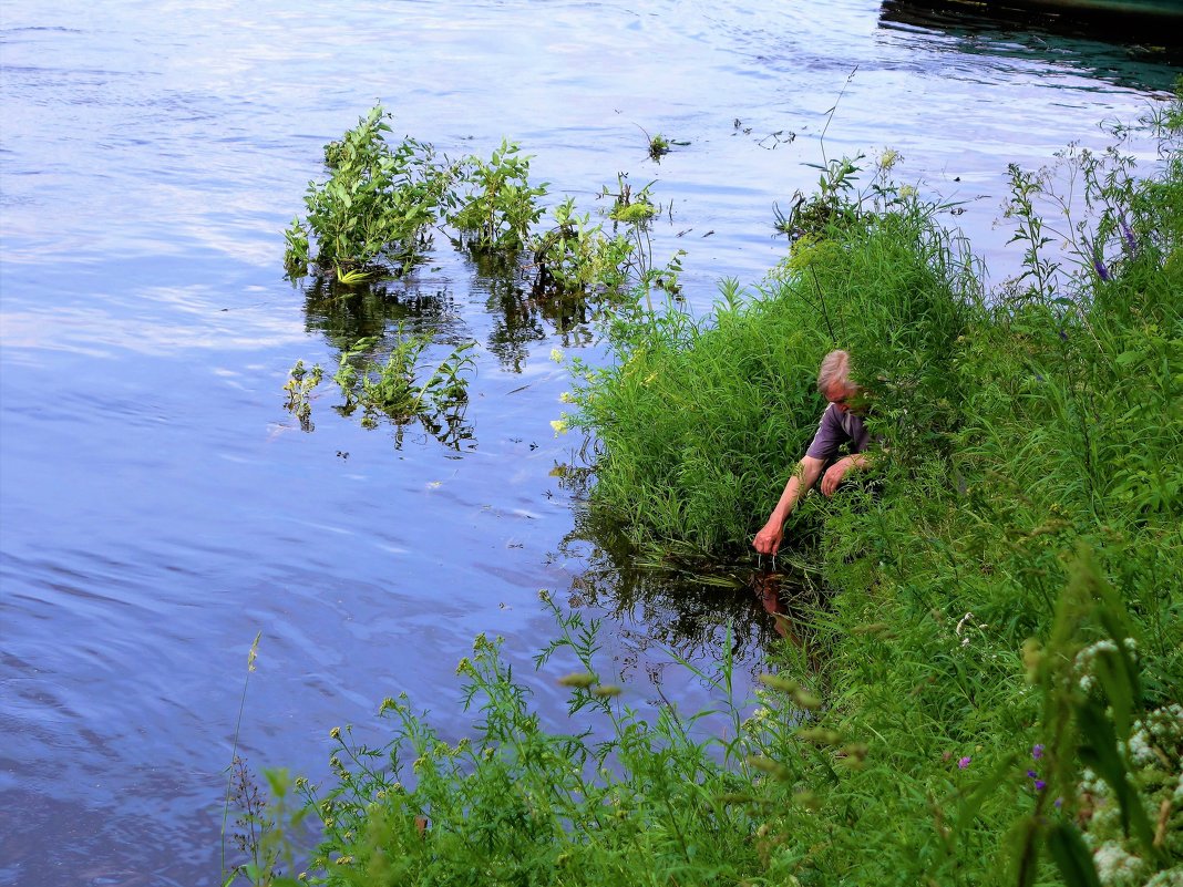 Дядя Коля измеряет температуру воды в реке... - Sergey Gordoff