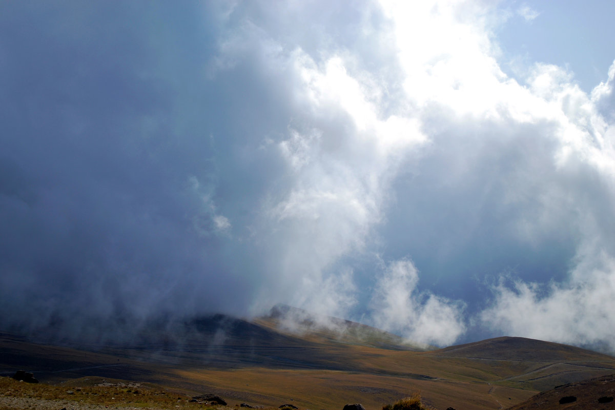 Вершина горы Карайман в облаках - Nina Streapan