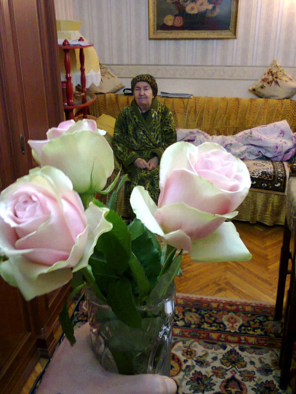 Ваза с розами в интерьере - Андрей 