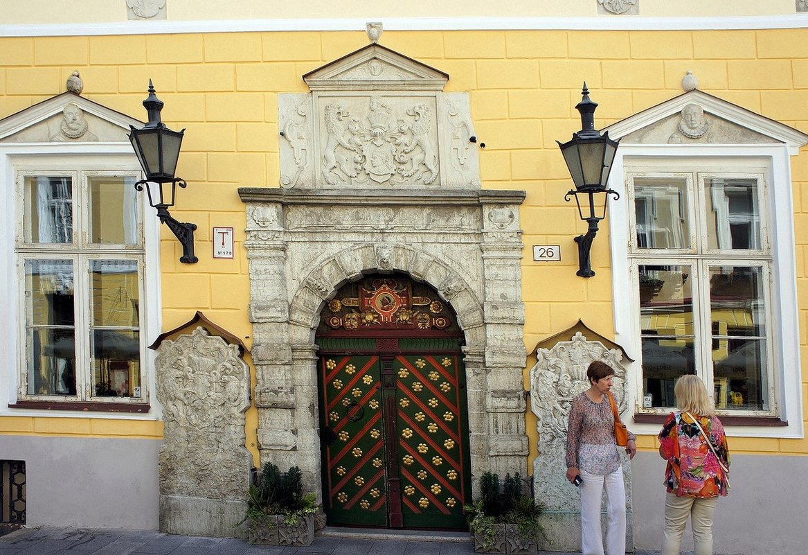 Портал здания Братства черноголовых с цветными дверьми (1640 г.) - Елена Павлова (Смолова)