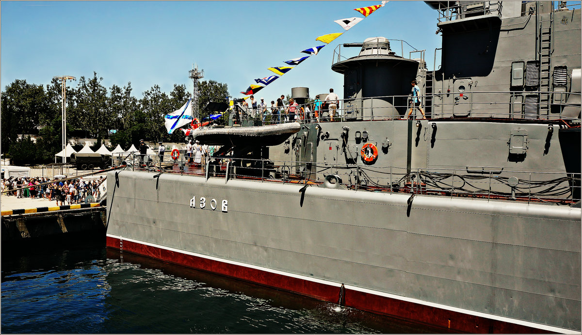 Корабль Черноморского флота впервые прошёл под Крымским мостом - Кай-8 (Ярослав) Забелин
