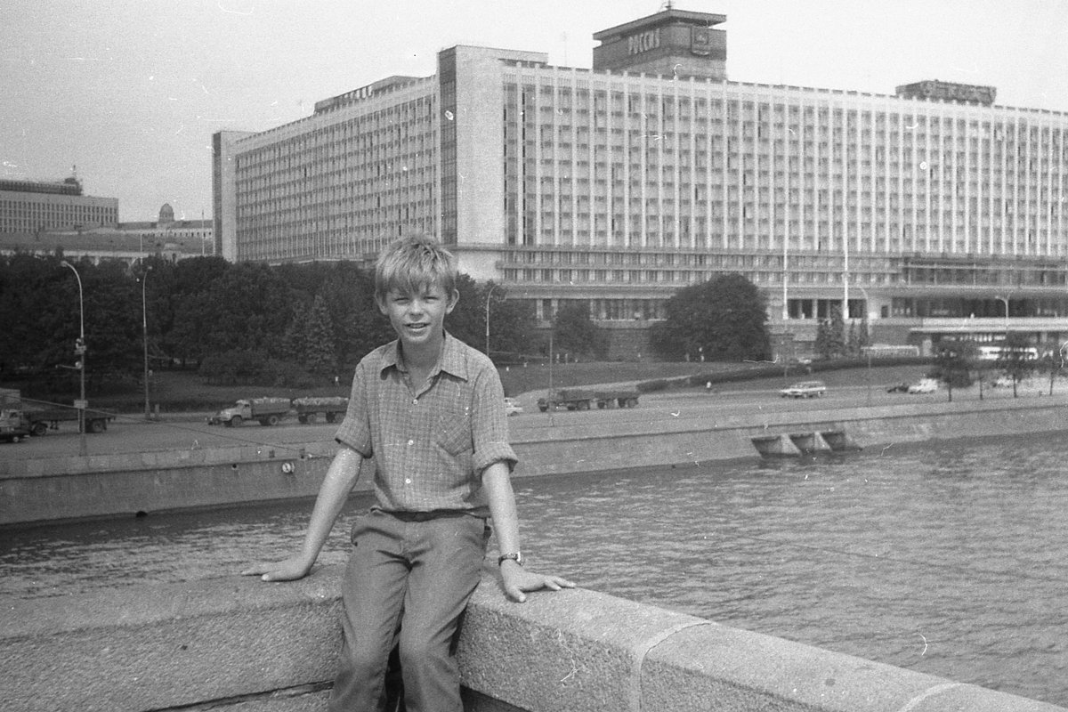 На фоне гостиницы Россия. 1988 - Олег Афанасьевич Сергеев