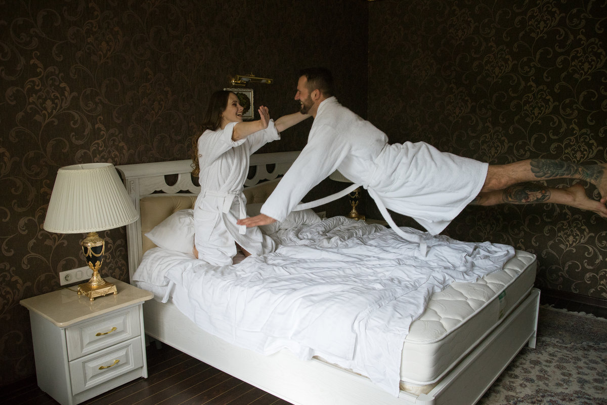 невеста прыгает на кровати