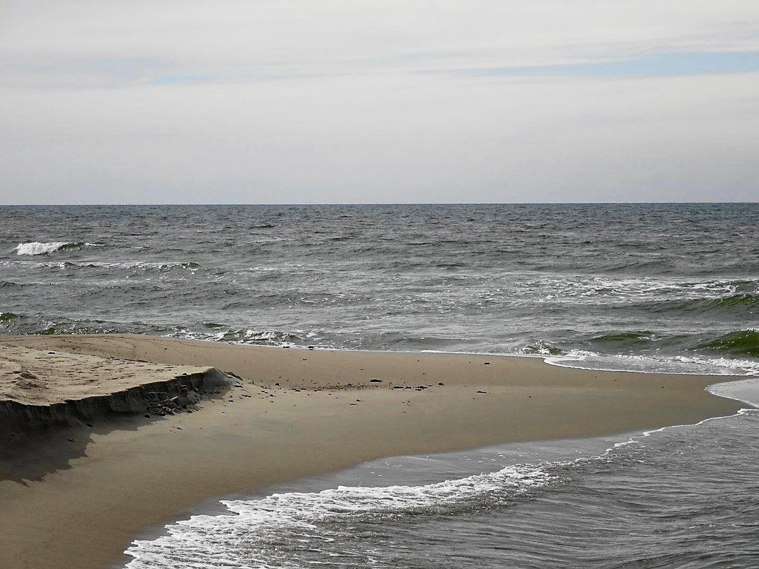 Сегодня море необычно тихо, лишь волны медленно скребутся о песок - Маргарита Батырева