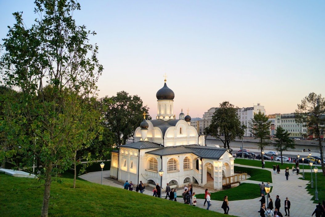 Церковь 16 века в парке Зарядье. - Larisa Ereshchenko