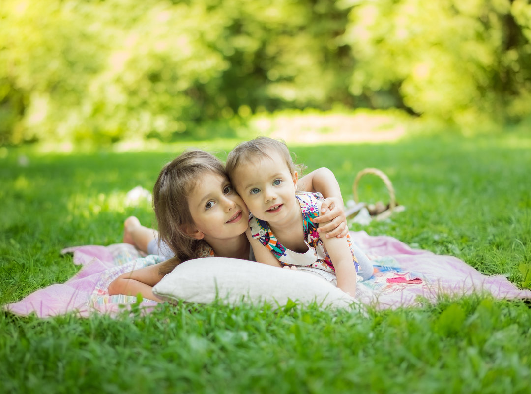 Две сестры летом на пикнике - Ирина Вайнбранд