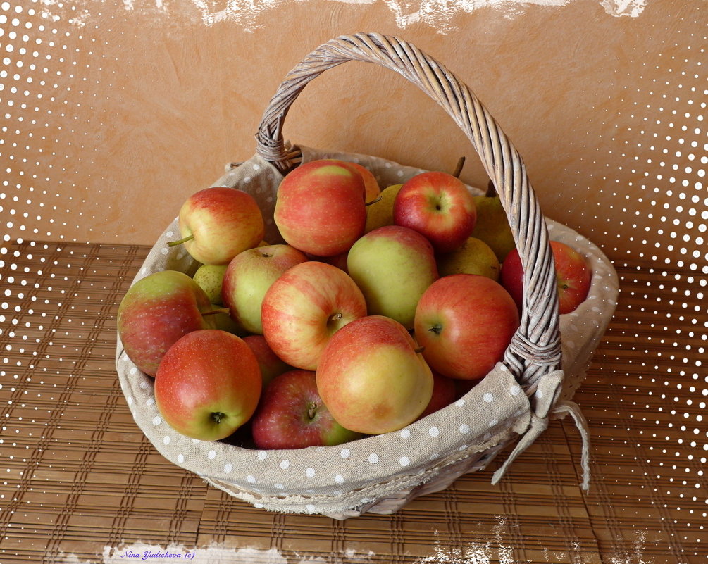 Корзина с яблоками - Nina Yudicheva