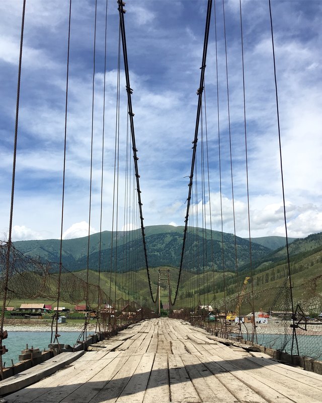 Ветхий мост между деревней и туристической зоной - Марияя 