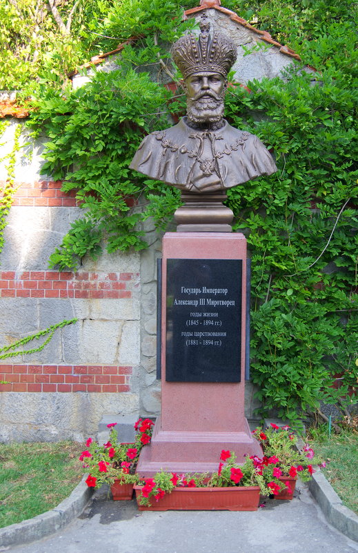 Бюст российского императора Александра III в Массандровском дворце - Валерий Новиков