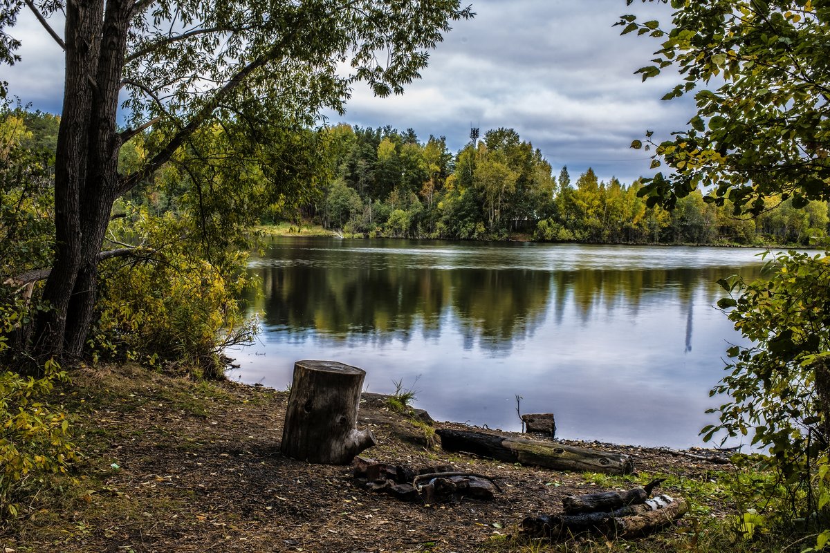 Autumn evening at the lake - Dmitry Ozersky