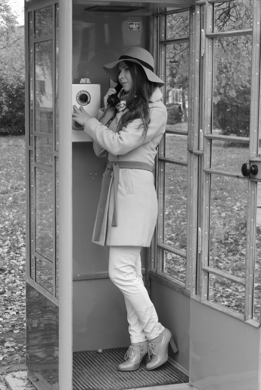 девушка в телефонной будке - Марина Мякошина