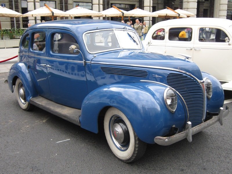 Машина ретро. Ford V8 Fordor Deluxe Sedan - Дмитрий Никитин