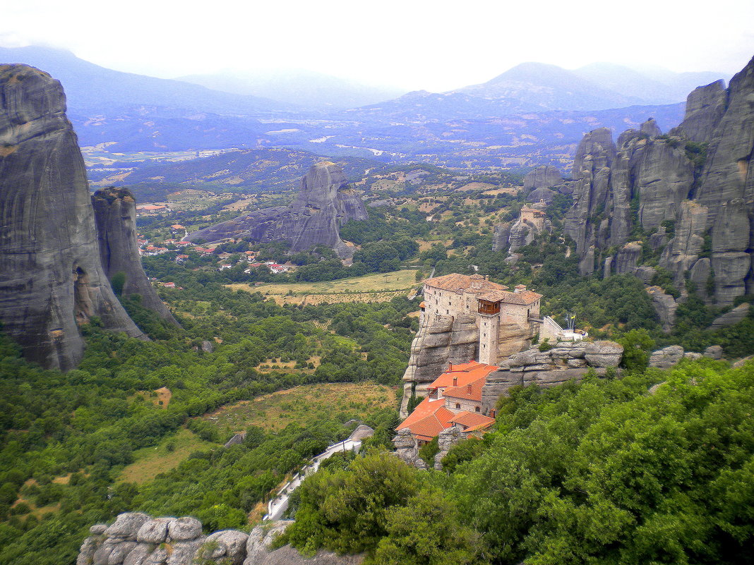 Панорама. Православные монастыри высоко на отвесных скалах Метеоры в Греции - Наталья Чистополова