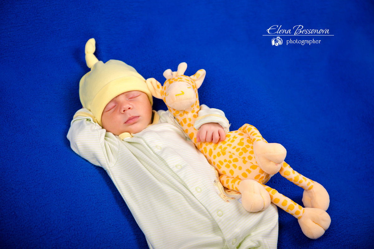 Новорожденный малыш с жирафом - Елена Бессонова