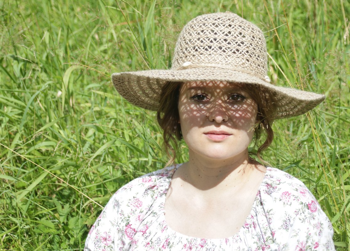 Фрейлейн  в шляпке в солнечный летний день на лугу - Валерий Скобкарёв