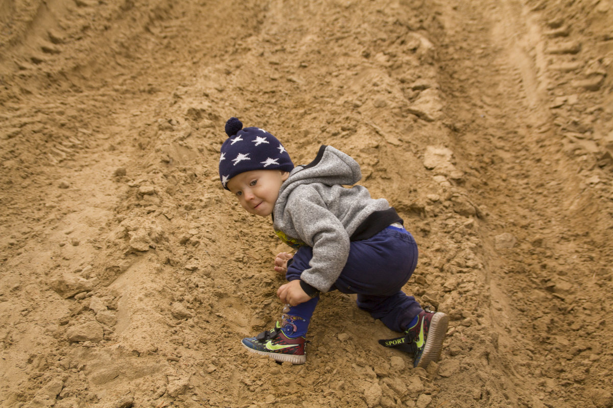 Мальчик на песочной горке - Марина Кириллова