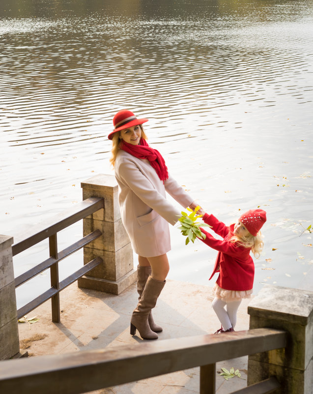 Мама и дочка на мостике осенью в парке у пруда - Ирина Вайнбранд