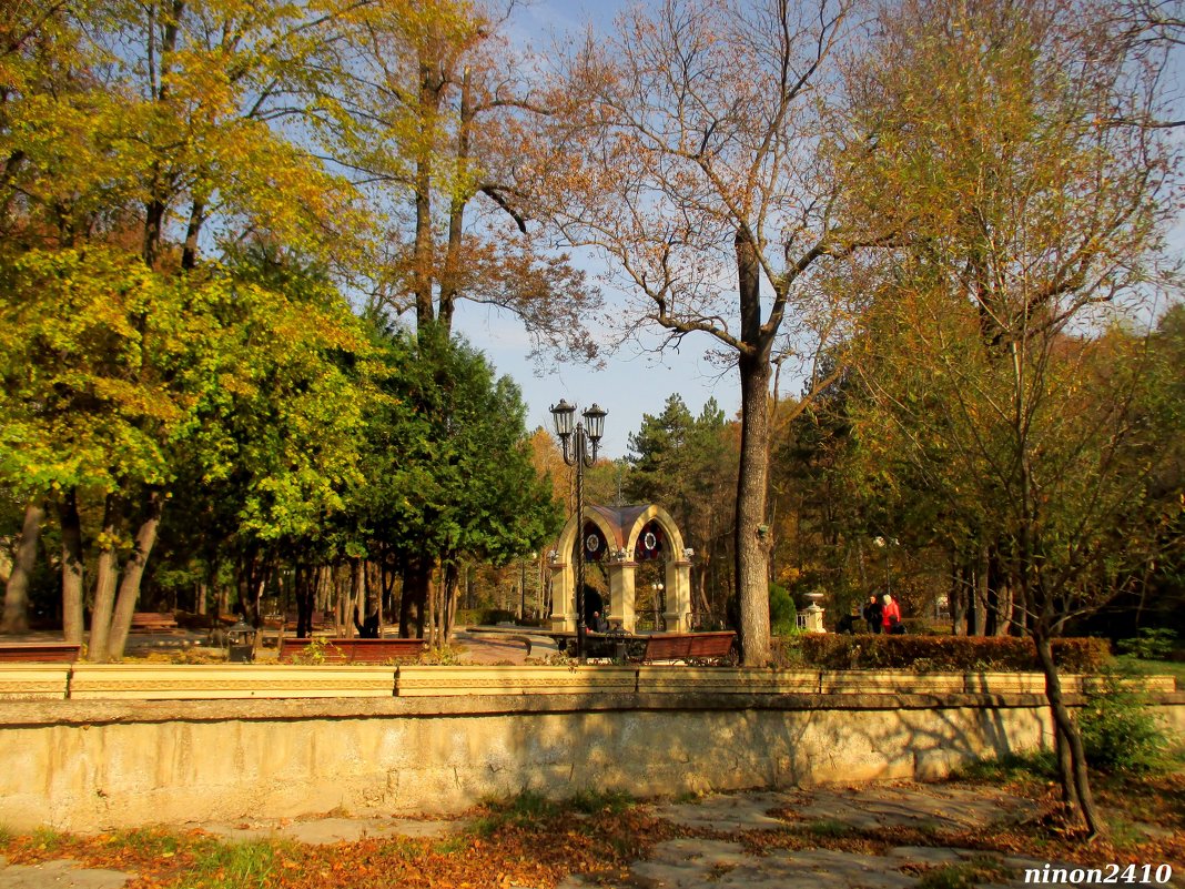 Павильон "Стеклянная струя" в Кисловодском курортном парке - Нина Бутко
