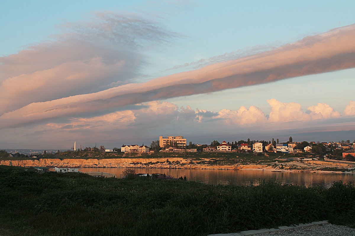 Одинокое облако продольной формы вытянулось вдоль берега моря... - Senior Веселков Петр