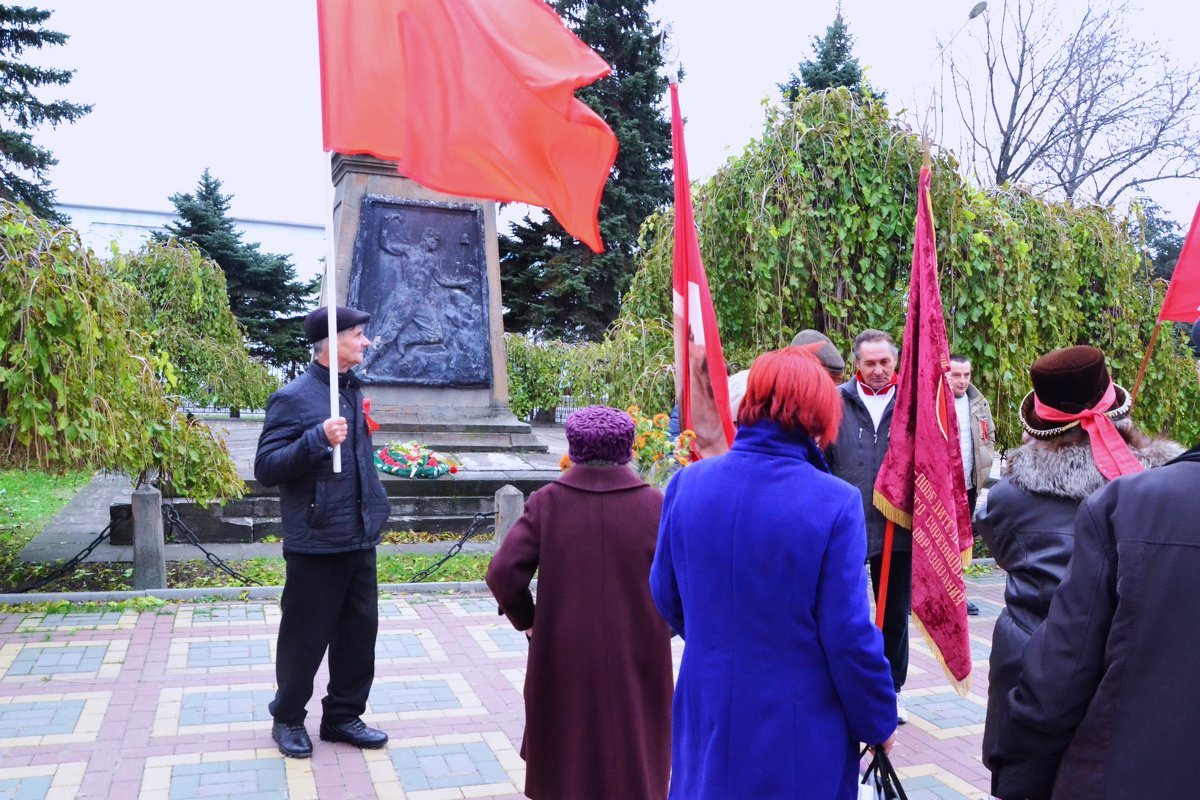 У памятника шахтёрам-революционерам - Владимир Болдырев