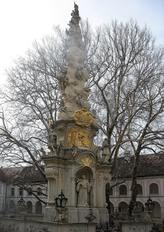Двор  Аббатства украшает барочная колонна Святой Троицы, 1739 г, скульптор Джузеппе Джулиани - Елена Павлова (Смолова)