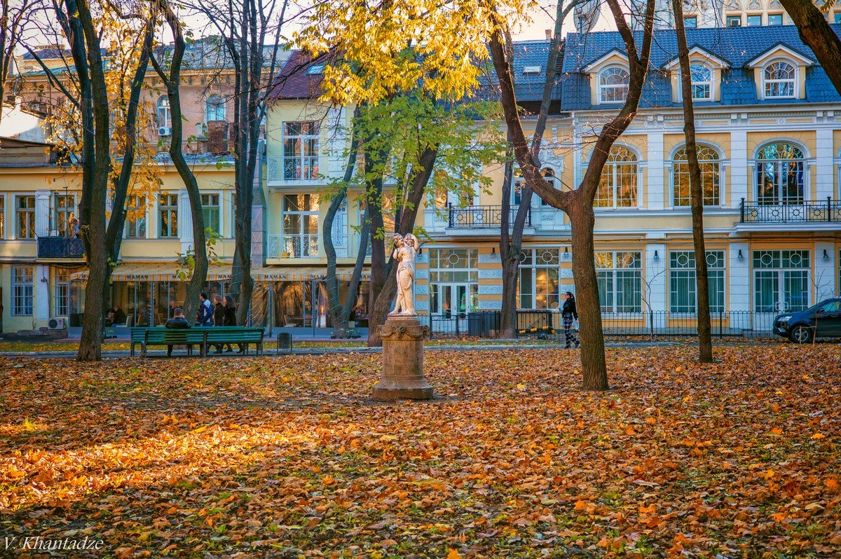 Ноябрь в Пале-Рояле. - Вахтанг Хантадзе