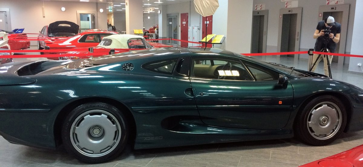 Фотограф и  xj220 jaguar - Вячеслав Случившийся