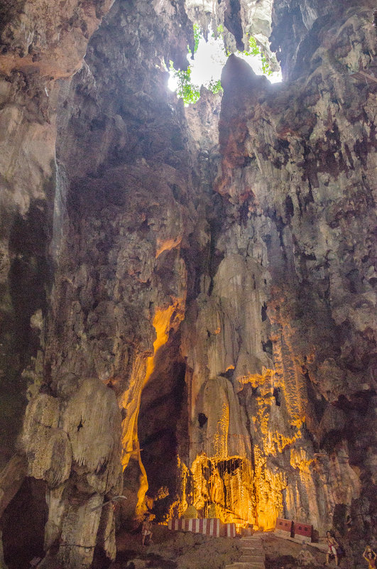 В пещере Бату (Batu Cave), Куала-Лумпур, Малайзия. - Edward J.Berelet