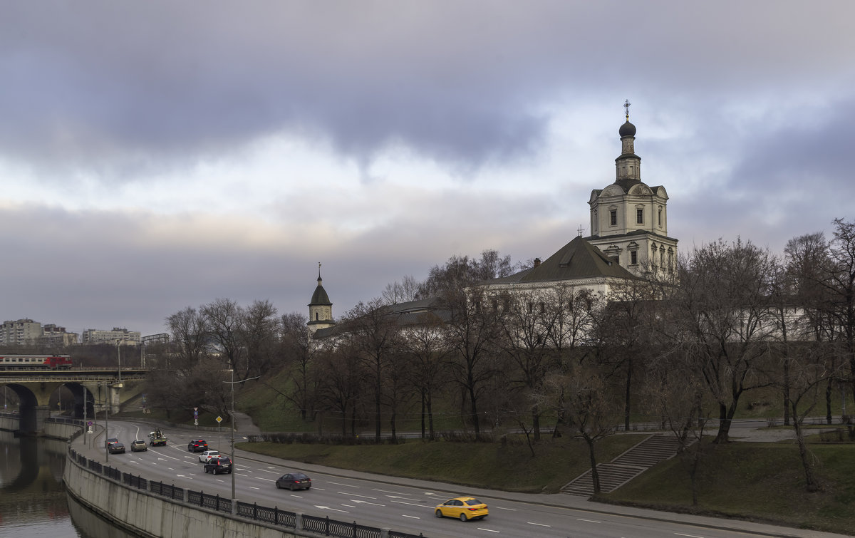 Река Яуза с железнодорожным мостом и Андроников монастырь - Александра 