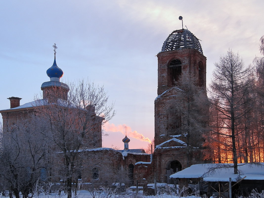 Зимнее утро возле старой церкви в Пазушино, возле Ярославля - Николай Белавин