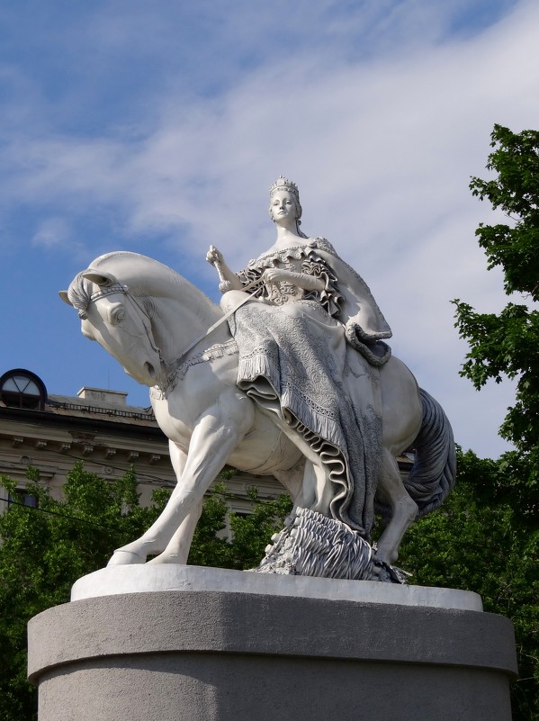 Памятник королеве Марии-Терезии Австрийской в Братиславе. - Ольга 