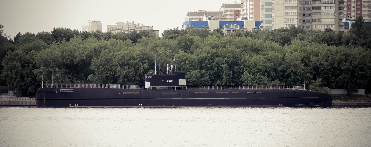 Подводная лодка в черте Москвы - Сергей Францев