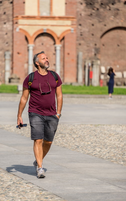 Турист в Castello Sforzesco, Милан - Владимир Брагилевский